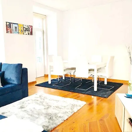 With 4 Bedrooms In With Wonderful City View Balcony And Wifi 17 Km From The Beach