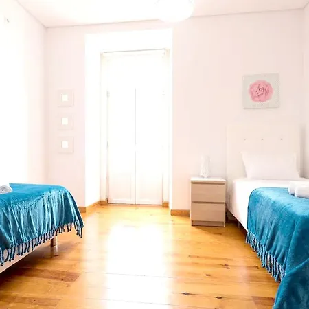 With 4 Bedrooms In With Wonderful City View Balcony And Wifi 17 Km From The Beach Lisboa