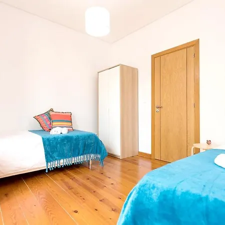 With 4 Bedrooms In With Wonderful City View Balcony And Wifi 17 Km From The Beach Apartman