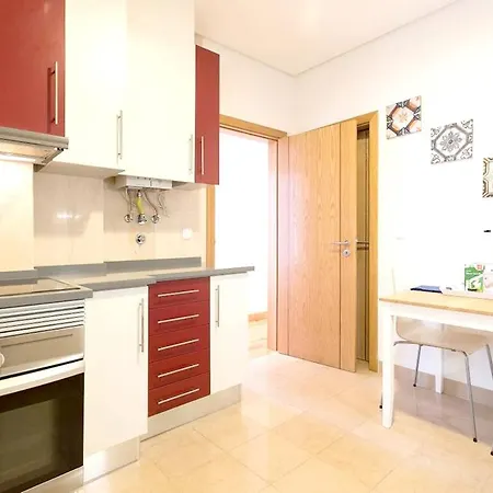 With 4 Bedrooms In With Wonderful City View Balcony And Wifi 17 Km From The Beach *