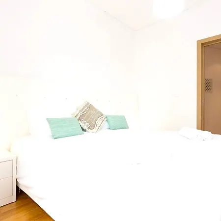 With 4 Bedrooms In With Wonderful City View Balcony And Wifi 17 Km From The Beach