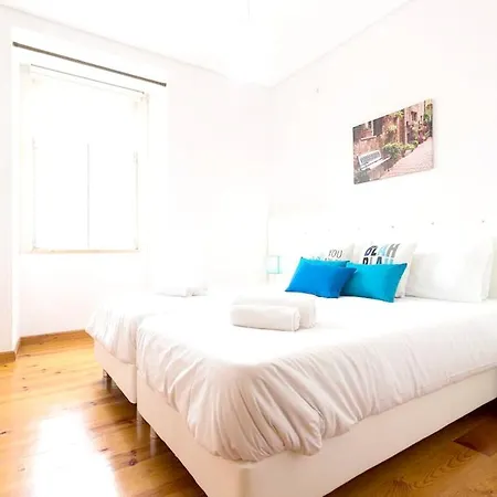 With 4 Bedrooms In With Wonderful City View Balcony And Wifi 17 Km From The Beach Apartman Lisboa