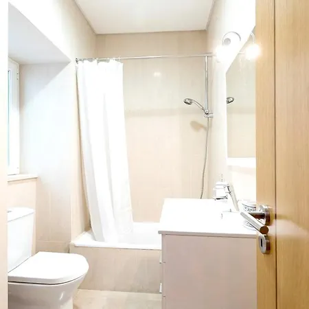 With 4 Bedrooms In With Wonderful City View Balcony And Wifi 17 Km From The Beach *
