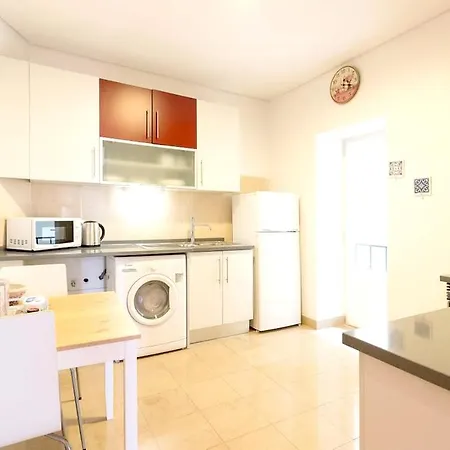 With 4 Bedrooms In With Wonderful City View Balcony And Wifi 17 Km From The Beach