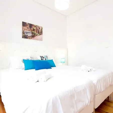 With 4 Bedrooms In With Wonderful City View Balcony And Wifi 17 Km From The Beach